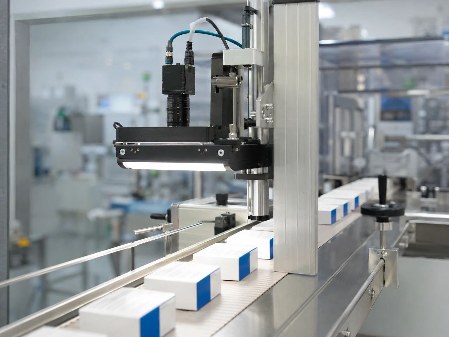 Real packaging inspection conveyor with compact machine vision camera